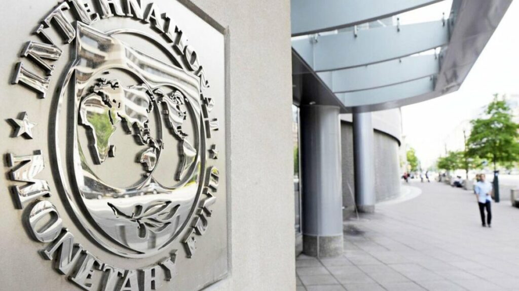 ΔΝΤ: Βλέπει ότι η Fed θα μειώσει τα επιτόκια αργότερα φέτος