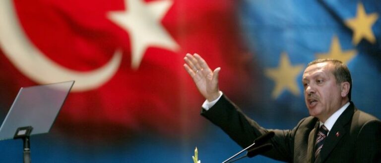 Κομισιόν για την Τουρκία: Απειλές, μονομερής εξωτερική πολιτική και έλλειψη δημοκρατίας