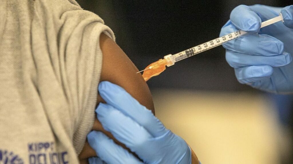 Εγκρίθηκε από τον FDA η χρήση των επικαιροποιημένων εμβολίων Pfizer και Moderna σε παιδιά