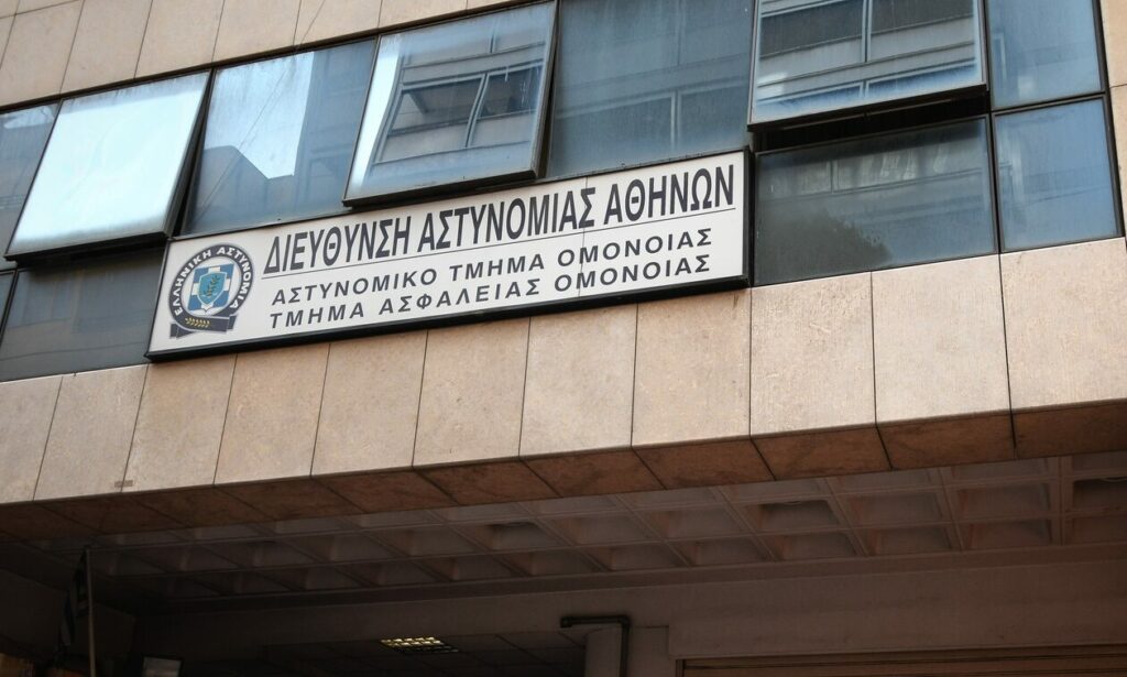 Συνελήφθησαν οι δύο αστυνομικοί που κατήγγειλε 19χρονη για βιασμό στο ΑΤ Ομονοίας