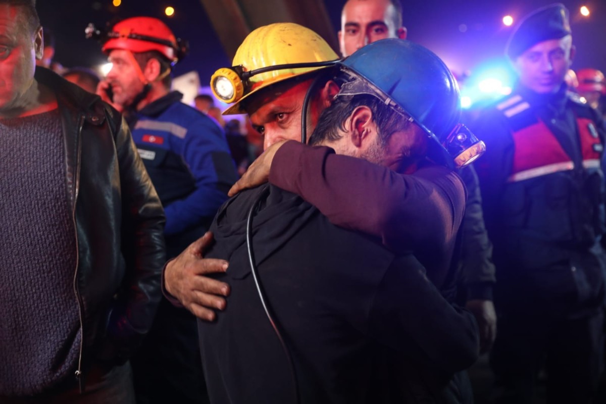 Τουρκία: Δεκαπέντε άνθρωποι εξακολουθούν να βρίσκονται εγκλωβισμένοι σε στοές ανθρακωρυχείου έπειτα από έκρηξη