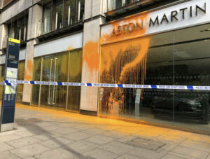 Λονδίνο: Ακτιβιστές έριξαν μπογιά σε βιτρίνα της Aston Martin