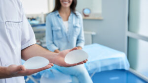 Ενθέματα σιλικόνης: Ο ρόλος τους στην χειρουργική μαστού