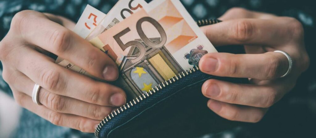 Περικοπές στη διασκέδαση και προληπτική αποταμίευση