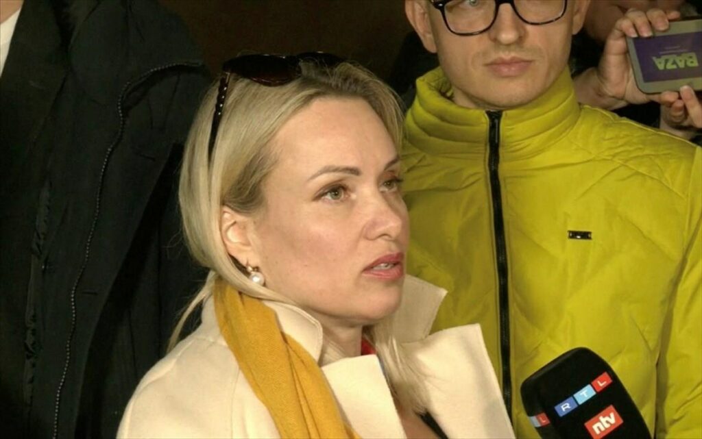 Μαρίνα Οφσιάνικοβα: Ρωσικό δικαστήριο διέταξε τη σύλληψη της δημοσιογράφου