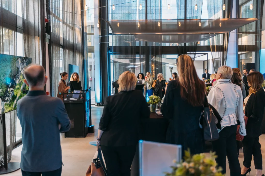 Φωτογραφίες από την εκδήλωση γνωριμίας με την bluegr Hotels & Resorts και το Ίδρυμα Γ&Α Μαμιδάκη, στο ξενοδοχείο Life Gallery athens.