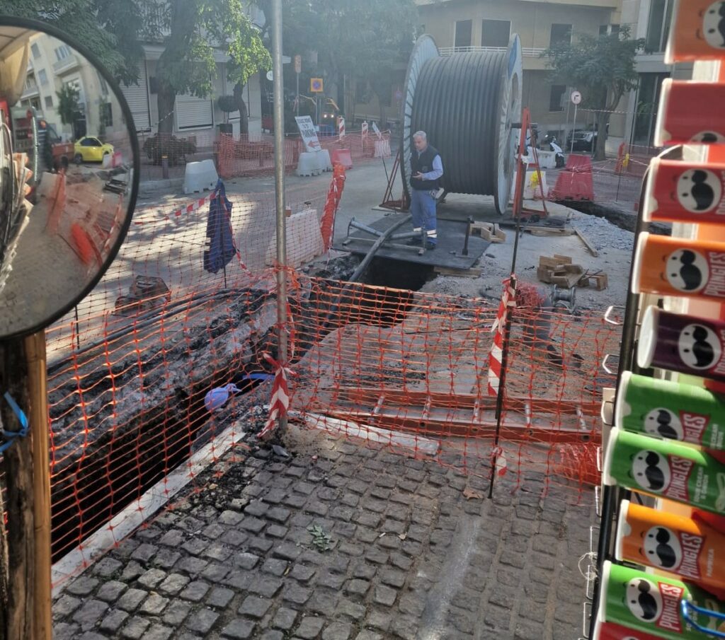 «40 παλικάρια» μάζευαν χόρτα την Κυριακή στην Πλατεία Κολωνακίου: Οι Υποδομές του Κράτους, έστειλαν τα συνεργεία να μαζέψουν, επιτέλους, τα μαρούλια που φύτρωσαν απέναντι από το Da Capo!