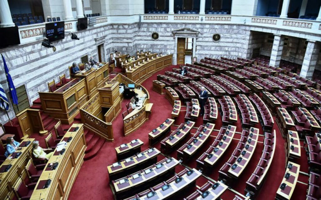 Πολυνομοσχέδιο: Τι προβλέπει για τέλη κυκλοφορίας, ρυθμίσεις χρεών, μειωμένο ΦΠΑ