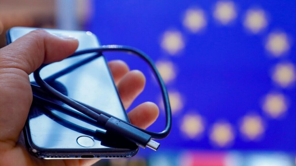Η Apple θα ακολουθήσει την ευρωπαϊκή οδηγία για τον κοινό φορτιστή αλλάζοντας τη θύρα του δημοφιλούς smartphone