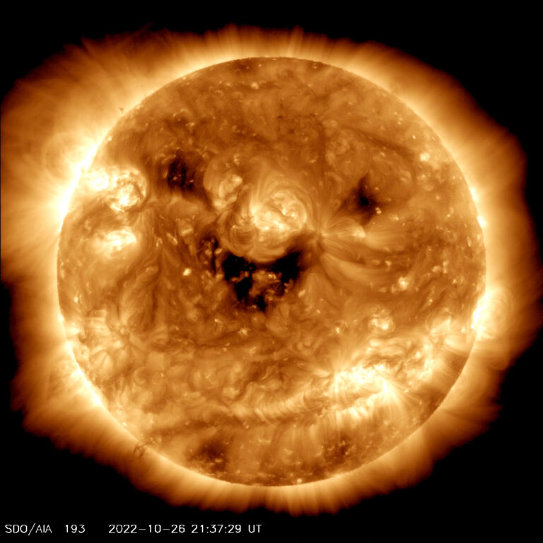 H NASA απαθανάτισε σε εικόνα της τον Ήλιο να χαμογελά
