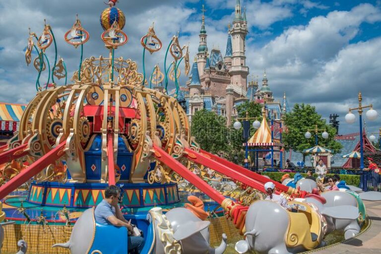 Σαγκάη-κορωνοϊός: Έβαλαν αιφνιδιαστικά «λουκέτο» στο πάρκο της Disney
