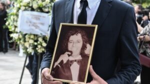 Συγκίνηση στην κηδεία του Σταμάτη Κόκοτα - Το τελευταίο αντίο από φίλους και συγγενείς (Φωτογραφίες)