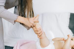 Οικονόμου: Αύξηση της άδειας μητρότητας για μητέρες που εργάζονται στον ιδιωτικό τομέα, από 6 σε 9 μήνες