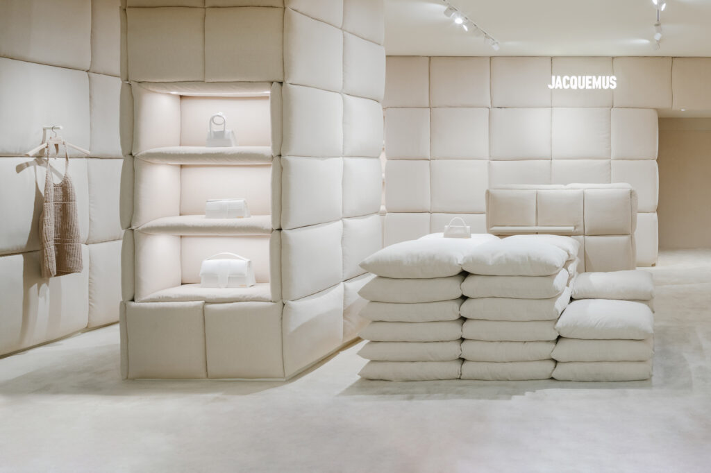 Κρεβατοκάμαρα θυμίζει η μπουτίκ του Jacquemus στις Galleries Lafayette