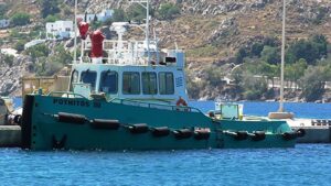Πάτμος: Ερωτήματα για τη βύθιση του ρυμουλκού στο λιμάνι: «Το καράβι το παρέσυρε και το βύθισε»
