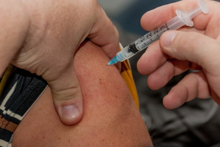 Αντιγριπικός εμβολιασμός: Ποιοι και πότε πρέπει να εμβολιαστούν πρώτοι με το εμβόλιο γρίπης - Όσα πρέπει να ξέρετε