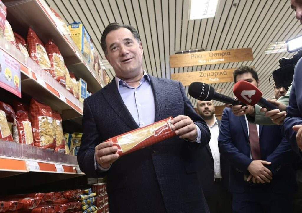 O Άδωνις Γεωργιάδης με υπερηφάνεια «εγκαινίασε» το «καλάθι του νοικοκυριού»