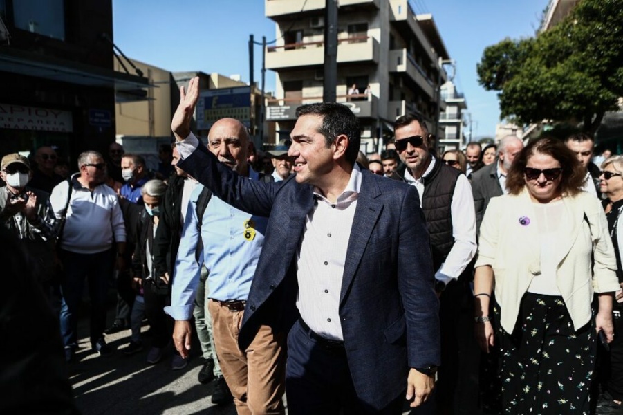 Τσίπρας: Οι μεσαίοι γίνονται φτωχοί, οι φτωχοί απελπισμένοι και οι γαλάζιες ακρίδες εφορμούν στο δημόσιο πλούτο