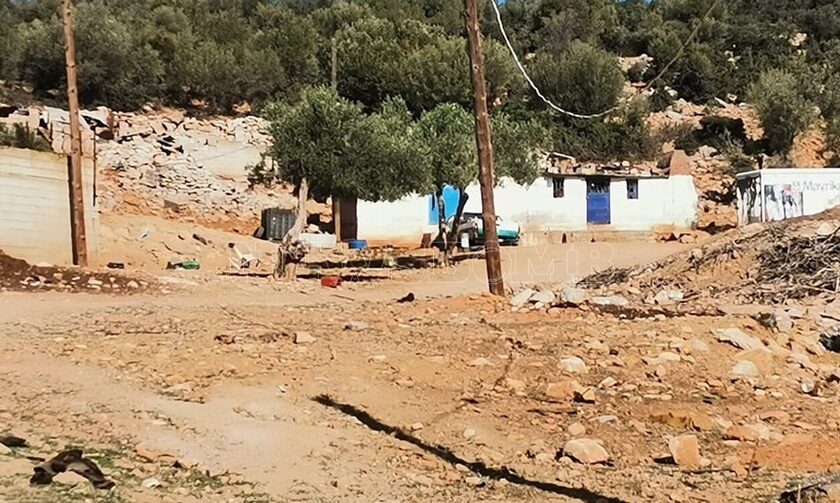 Μάνδρα: Ίχνη κακοποίησης στο σώμα του 17χρονου - Ο πατέρας αρνείται κάθε κατηγορία - Στην Ευελπίδων η οικογένεια του 14χρονου
