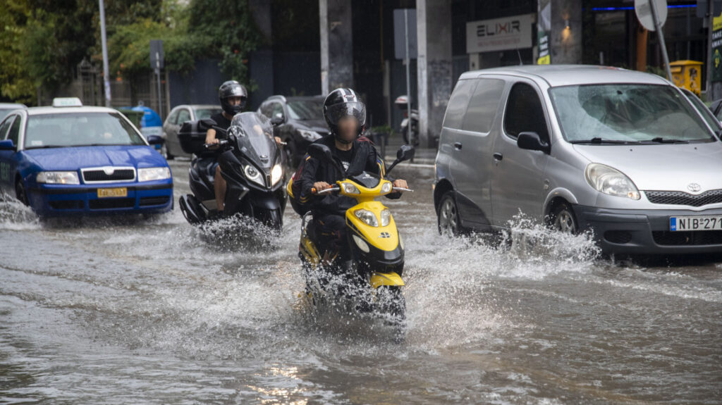Υδροστρόβιλος στην Ηγουμενίτσα - Ξεκίνησαν οι καταιγίδες της κακοκαιρίας Eva
