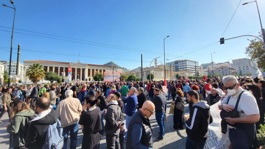 Απεργία: Σε εξέλιξη οι διαδηλώσεις στο κέντρο της Αθήνας - Κλειστοί δρόμοι