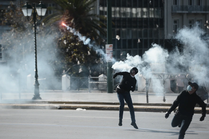 Απεργία: Επεισόδια με μολότοφ και χημικά στο κέντρο της Αθήνας