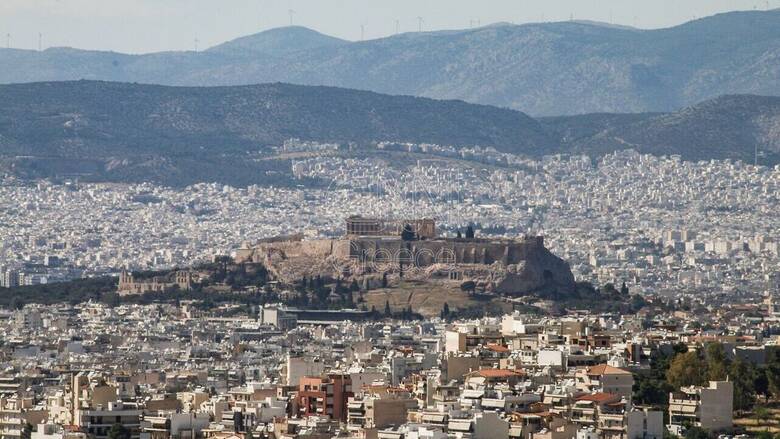 Ποιοι είναι οι λόγοι που οδηγούν τους πολίτες στην αναζήτηση νέας στέγης και ποια εμπόδια συναντούν; Αυτά τα ερωτήματα διερευνά η πανευρωπαϊκή έρευνα European Housing Trend Report 2024, που πραγματοποίησε το κτηματομεσιτικό δίκτυο RE/MAX Europe, με τη συμμετοχή και της Ελλάδας. Τι ψάχνουν οι Ευρωπαίοι Σύμφωνα με τα ευρήματα, τα βασικά κίνητρα για μετακόμιση είναι η αναζήτηση καλύτερων συνθηκών διαβίωσης, μεγαλύτερου χώρου και πιο βολικής τοποθεσίας. Αντίθετα, ο καιρός φαίνεται να επηρεάζει ελάχιστα, καθώς μόλις το 8% των ερωτηθέντων τον ανέφεραν ως βασικό λόγο μετακίνησης. Ωστόσο, ο κυριότερος ανασταλτικός παράγοντας παραμένει το υψηλό κόστος αγοράς κατοικίας, το οποίο ανέφερε το 64% των συμμετεχόντων, ενώ το 40% δήλωσε ότι δεν διαθέτει επαρκές κεφάλαιο για να πραγματοποιήσει μετακόμιση. Το πρόβλημα είναι πιο έντονο σε χώρες όπως η Τσεχία (60%) και η Ελλάδα (58%). Πού θέλουν να πάνε; Το 31% όσων σκέφτονται να μετακομίσουν θα προτιμούσαν να ζήσουν σε πόλεις με υψηλή ποιότητα ζωής, με τις χώρες όπως η Τουρκία και η Ρουμανία να εμφανίζουν τις μεγαλύτερες τάσεις αστικοποίησης. Από την άλλη, το 22% προτιμά τα προάστια και το 18% βλέπει θετικά τη ζωή στην επαρχία, με τη Γαλλία και τη Σλοβενία να πρωτοστατούν σε αυτή τη νέα στροφή προς τον αγροτικό τρόπο ζωής. Οικονομικά εμπόδια Εκτός από την τιμή των ακινήτων, άλλα εμπόδια περιλαμβάνουν: Η ταλαιπωρία της μετακόμισης (25%) Τα υψηλά επιτόκια (23%) Η έλλειψη κατάλληλων ακινήτων (18%) Ειδικότερα, σε χώρες όπως η Κροατία και η Μάλτα, οι τιμές στέγασης θεωρούνται αποτρεπτικές για μεγάλο μέρος του πληθυσμού. Τι θα βοηθούσε στη μετακόμιση Η εύρεση ακινήτου σε ιδανική τοποθεσία, η αύξηση μισθού ή η σημαντική μείωση επιτοκίων, είναι βασικά στοιχεία που θα ενίσχυαν την απόφαση μετακόμισης για το 36% των Ευρωπαίων. Επίσης, το 19% των συμμετεχόντων ζητά κρατική στήριξη, με το ποσοστό αυτό να φτάνει το 29% στην Ελλάδα και την Τουρκία. Πόσο ικανοποιημένοι είναι οι Ευρωπαίοι από τη στέγασή τους; Παρά τις δυσκολίες, η ικανοποίηση από τις συνθήκες στέγασης παραμένει υψηλή σε αρκετές χώρες. Σε Ολλανδία και Ρουμανία, το 84% δήλωσε πολύ ικανοποιημένο – ποσοστό υψηλότερο από τον ευρωπαϊκό μέσο όρο του 76%. Στην Ελλάδα, το αντίστοιχο ποσοστό φτάνει το 68%. Οι ενοικιαστές ή όσοι ζουν σε χαμηλότερης ποιότητας κατοικίες εμφανίζουν σημαντικά χαμηλότερα επίπεδα ικανοποίησης, σε αντίθεση με όσους έχουν ιδιόκτητη κατοικία – είτε με δικά τους κεφάλαια είτε μέσω δανεισμού. Η διάθεση για αλλαγή παραμένει Παρά τις δυσκολίες, η διάθεση για μετακόμιση παραμένει ζωντανή. Το 55% των Ευρωπαίων δήλωσε πρόθυμο να εξετάσει το ενδεχόμενο, εάν παρουσιαστεί η κατάλληλη ευκαιρία. Η πρόθεση αυτή είναι ιδιαίτερα ισχυρή στην Τουρκία (67%), την Πορτογαλία (62%) και τη Σλοβενία (61%). Αξιοσημείωτο είναι πως η τάση για μετακόμιση είναι πιο έντονη στους κατοίκους μεγάλων πόλεων (63%), ενώ πιο χαμηλή σε αγροτικές περιοχές (43%).