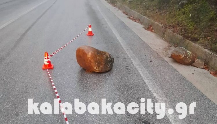 Μετέωρα: Βράχοι κατέρρευσαν και έπεσαν σε δρόμο από όπου περνούσαν αυτοκίνητα
