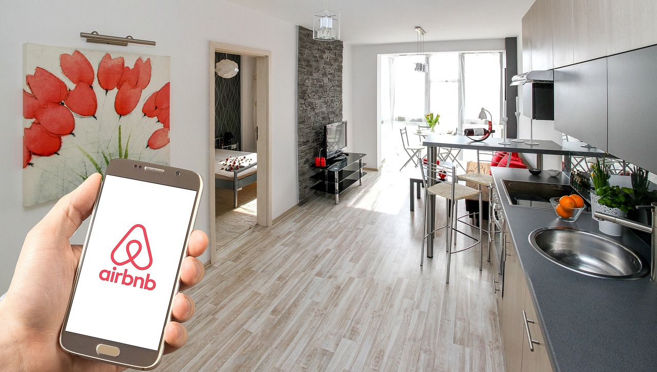 Έσοδα - μαμούθ 3,4 δισ. ευρώ στις πλατφόρμες Airbnb στην Ελλάδα