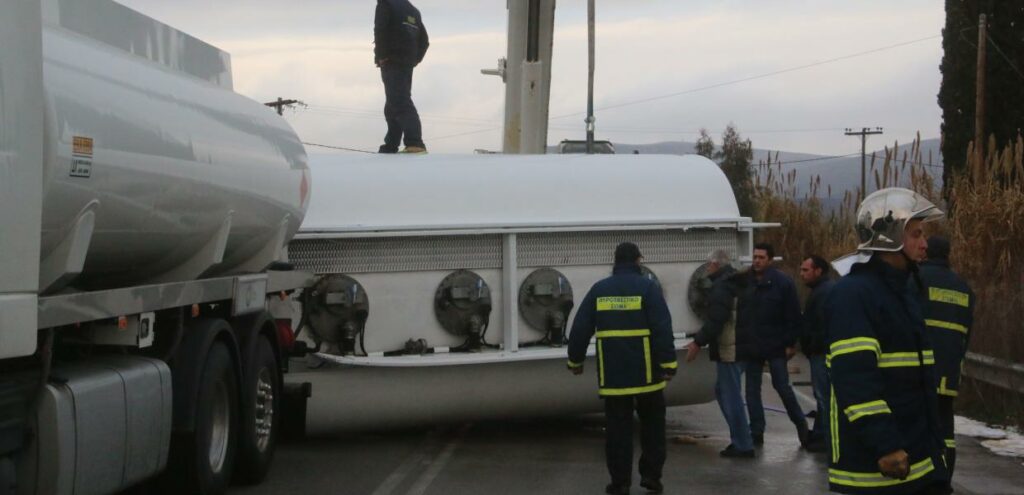 Βυτιοφόρο με επικίνδυνο φορτίο ανατράπηκε