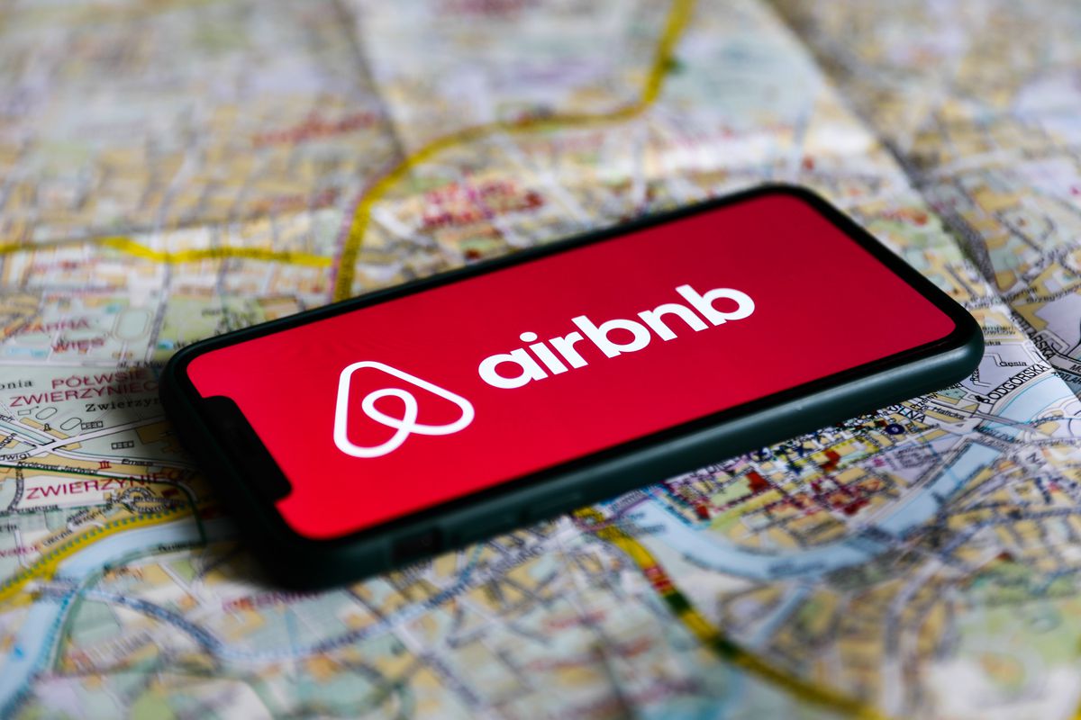 Airbnb: Έσοδα 2,2 δισ. ευρώ το 2022 από 1,4 δισ. ευρώ το 2019 στην Ελλάδα