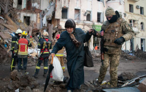 Ουκρανία: Χτυπήθηκαν άμαχοι που περίμεναν για ψωμί στη Χερσώνα – 5 τραυματίες