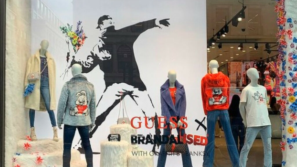 Banksy κατά Guess: «Όπως έκλεψαν αυτοί το έργο μου, κλέψετε κι εσείς τα ρούχα τους»