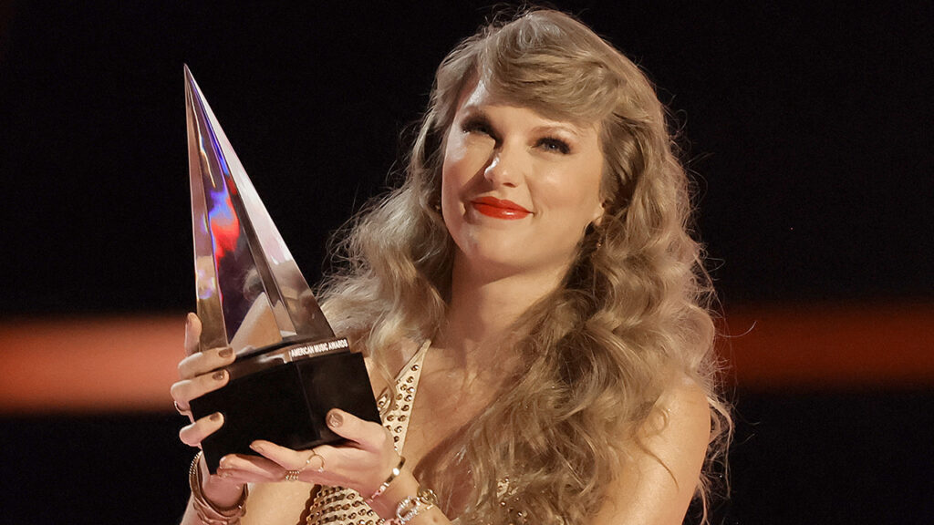 American Music Awards 2022: Θρίαμβος και πάλι για την Τέιλορ Σουίφτ