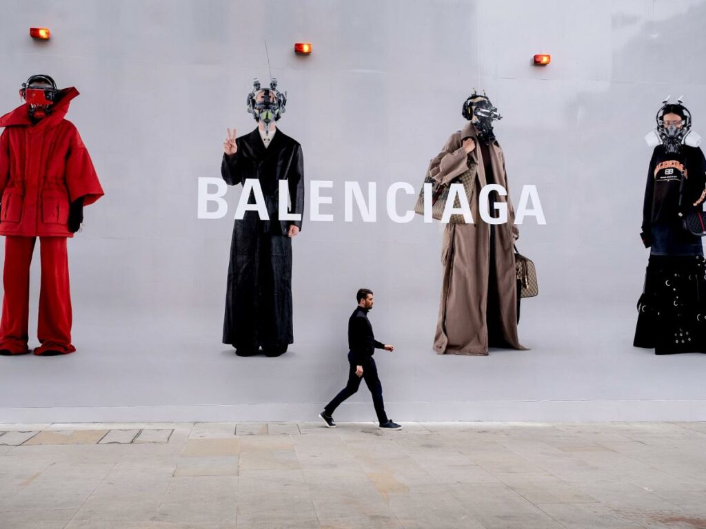 Αντιδράσεις με φωτογραφίες του Balenciaga που δείχνουν παιδιά με BDSM αμφιέση