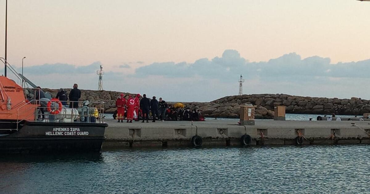 Κρήτη: Έφτασε στην Παλαιόχωρα το αλιευτικό με τους 430 μετανάστες