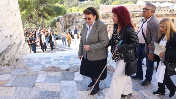 Η Ακρόπολη των Αθηνών καθίσταται ουσιαστικά προσβάσιμη σε άτομα με περιορισμένη δυνατότητα όρασης
