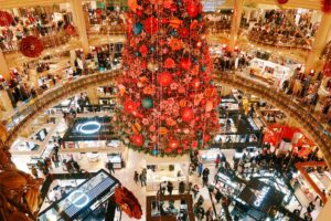 EY: Πιο προσεκτικοί οι καταναλωτές φέτος τα Χριστούγεννα, λόγω ακρίβειας