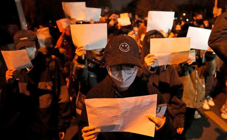 Κίνα: Τι ρόλο παίζουν τα λευκά χαρτιά που κρατούν οι διαδηλωτές