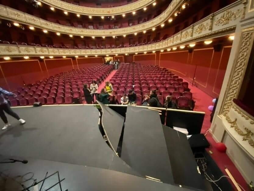 Δημοτικό Θέατρο Πειραιά: Κατέρρευσε τμήμα της σκηνής - Τραυματίστηκαν μαθητές
