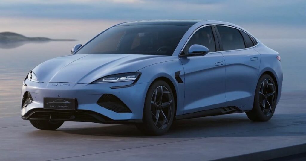 Η BYD εκθρόνισε την Tesla από την πρώτη θέση στις πωλήσεις των ηλεκτρικών αυτοκινήτων