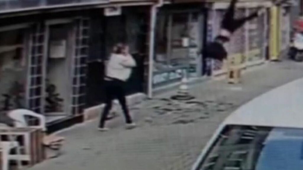 15χρονη έπεσε από ταράτσα πολυκατοικίας ενώ προσπαθούσε να βγάλει selfie - Σοκάρει το βίντεο (ΣΚΛΗΡΕΣ ΕΙΚΟΝΕΣ)