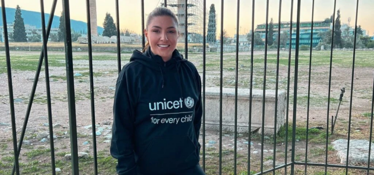 Η Έλενα Παπαρίζου έτρεξε στον 39ο Αυθεντικό Μαραθώνιο της Αθήνας με την ομάδα της UNICEF