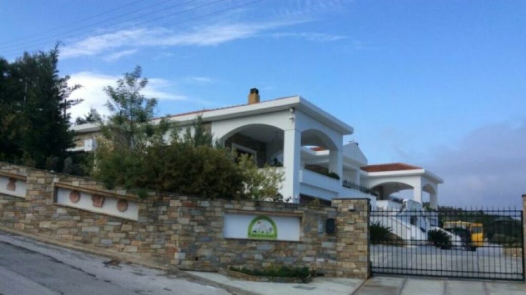 Σοκάρει 8χρονος που φιλοξενήθηκε σε δομή της «Κιβωτού» στο Βόλο: «Με έβαλαν στο κλουβί για τα παπαγαλάκια»