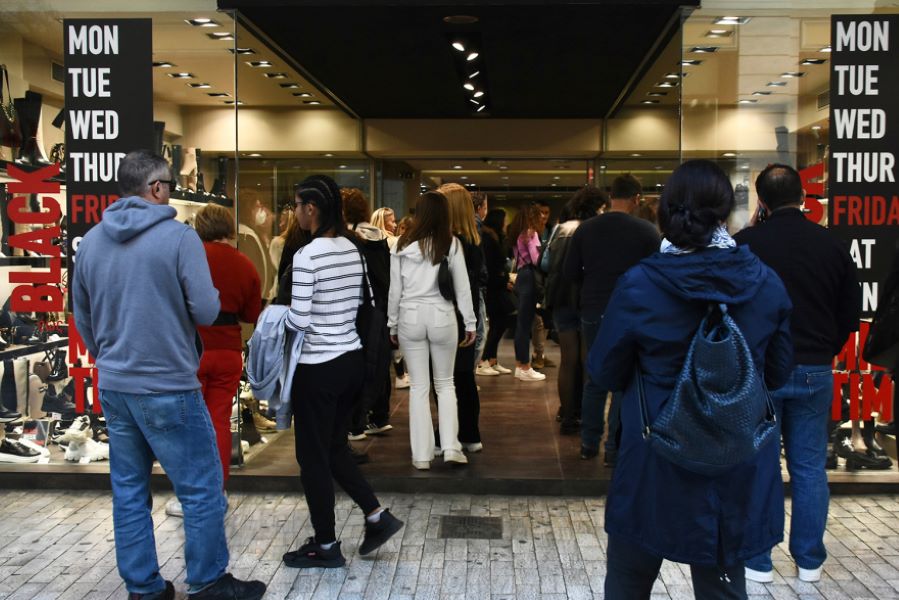 Black Friday 2022: Πρεμιέρα με ουρές έξω από τα εμπορικά καταστήματα