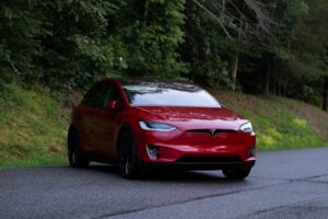 Η Tesla έχασε την πρώτη θέση στις πωλήσεις των ηλεκτρικών αυτοκινήτων - Ο κατασκευαστής που ανέβηκε στην «κορυφή»