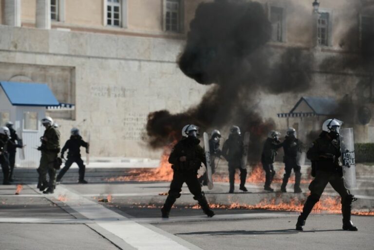 Απεργία: Επεισόδια με μολότοφ και χημικά στο κέντρο της Αθήνας
