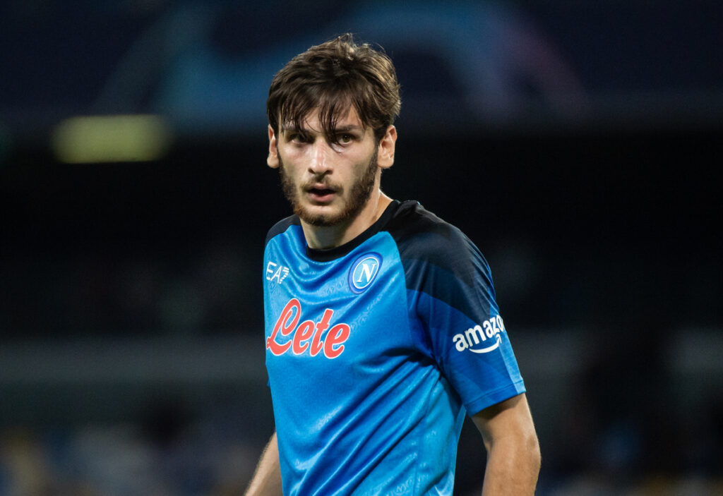 Νέα μόδα στην Γεωργία: Οι γαμπροί δεν φοράνε κοστούμι, πάνε με φανέλα Κβαρατσχέλια