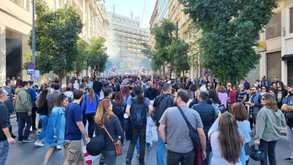 Απεργία: Σε εξέλιξη οι διαδηλώσεις στο κέντρο της Αθήνας - Κλειστοί δρόμοι