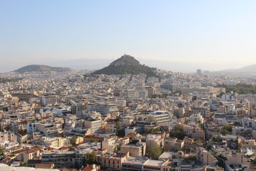 Βελτιώνεται από το απόγευμα ο καιρός - Παραμένει το κρύο και το Σαββατοκύριακο